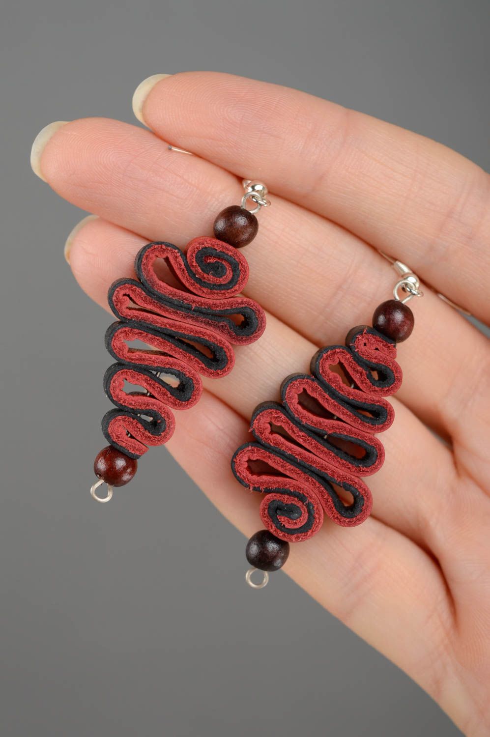 Longues boucles d'oreilles pendantes cuir rouges faites main avec perles en bois photo 3