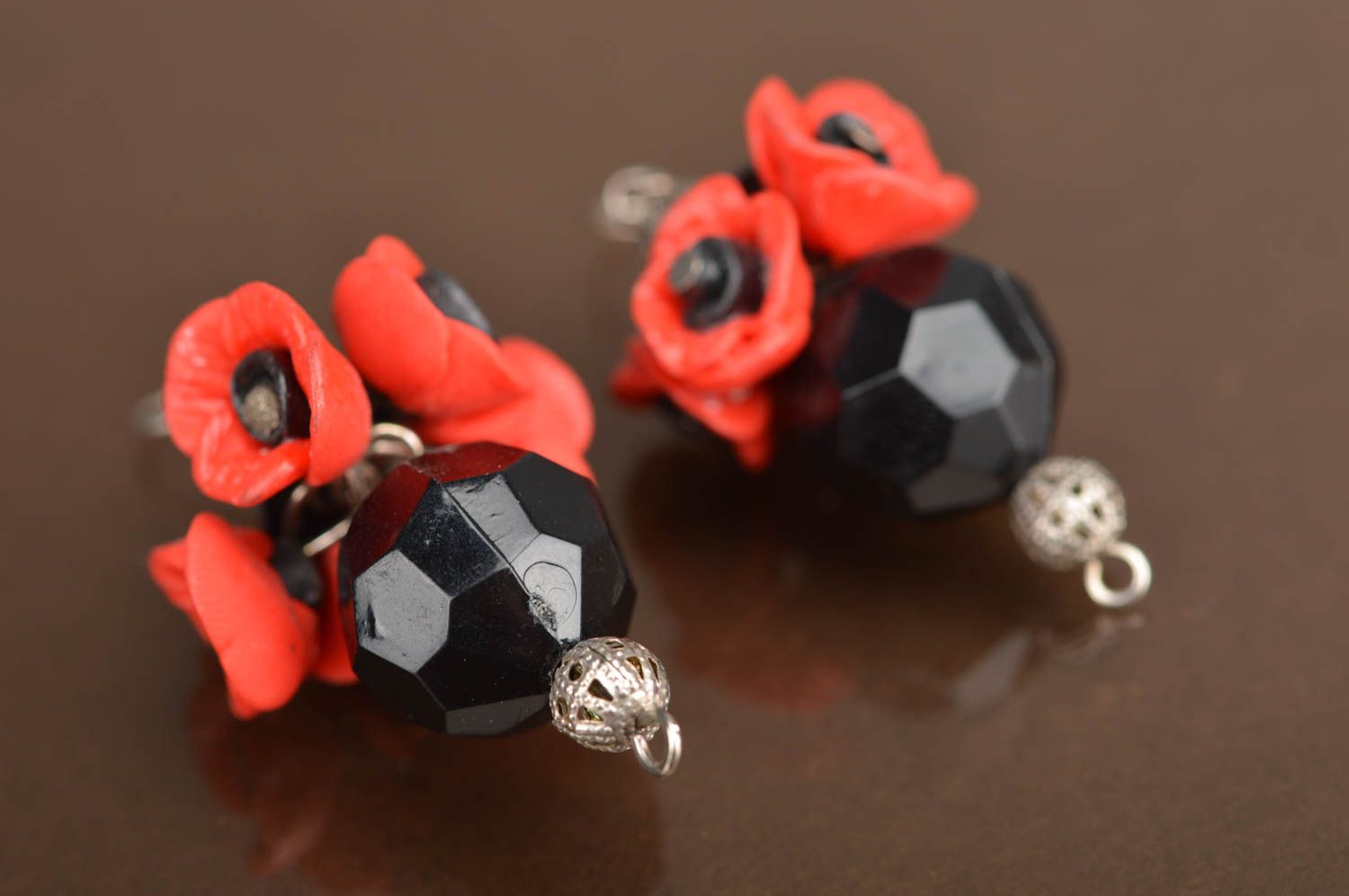 Belles boucles d'oreilles noir rouge pendantes faites main en pâte polymère photo 3