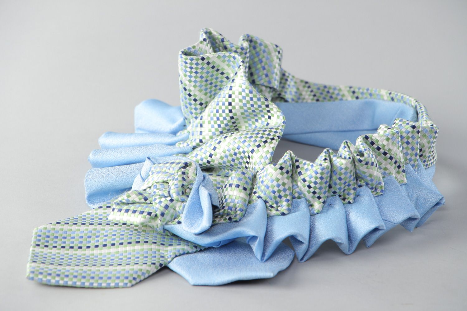 Текстильное колье из галстука голубое необычное шейное украшение фото 3