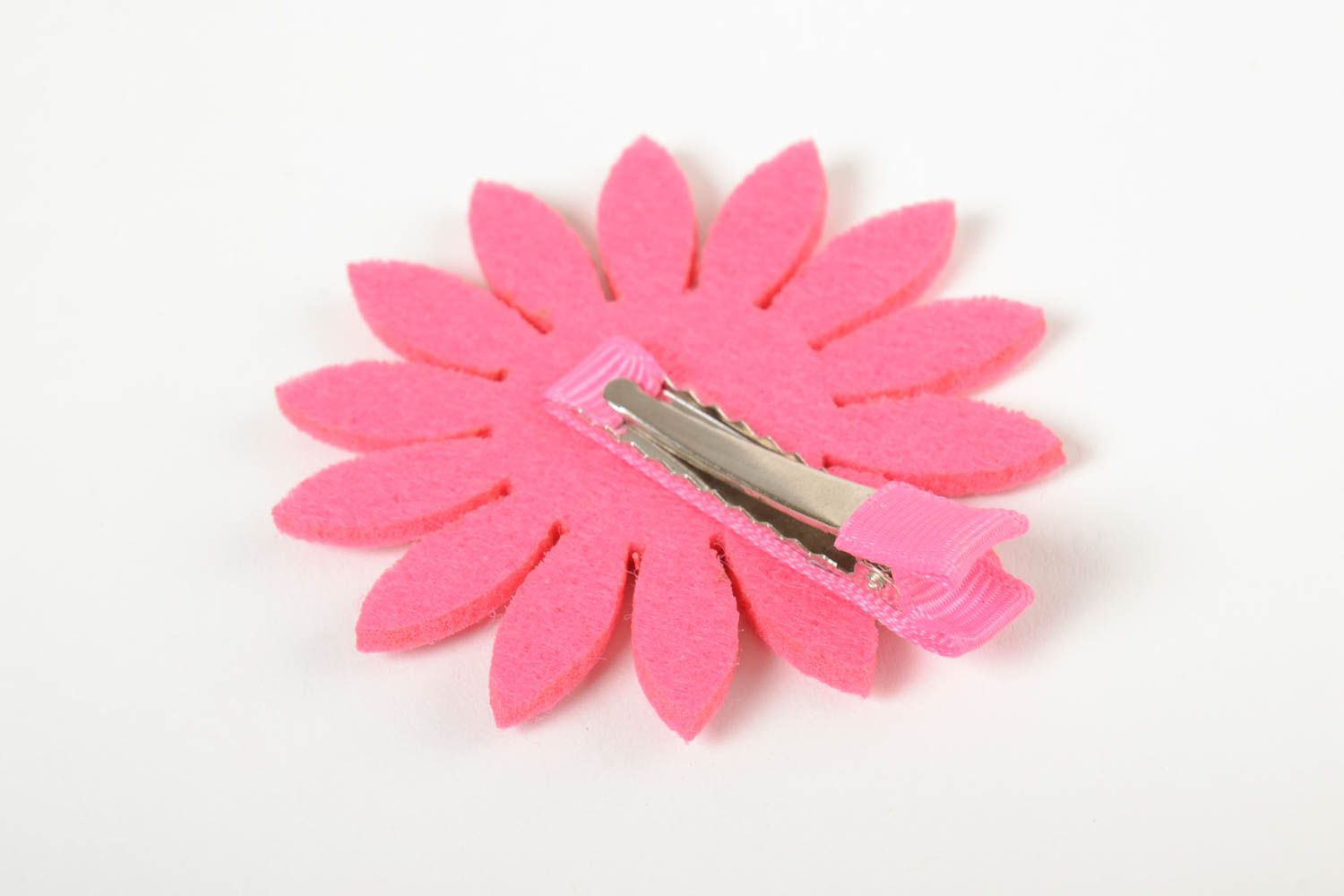Pinza para el pelo infantil artesanal con forma de flor rosada de forro polar foto 3