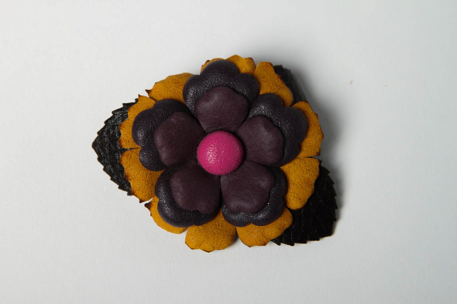 Broche Barrette en cuir faite main fleur design originale Accessoire femme photo 3