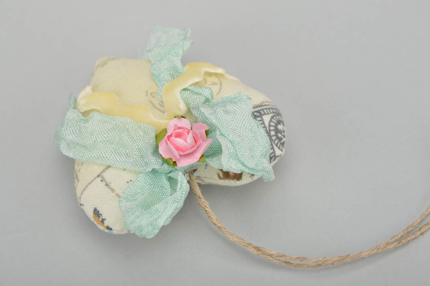 Suspension décorative cœur avec fleurs faite main textile aromatisée molle photo 4