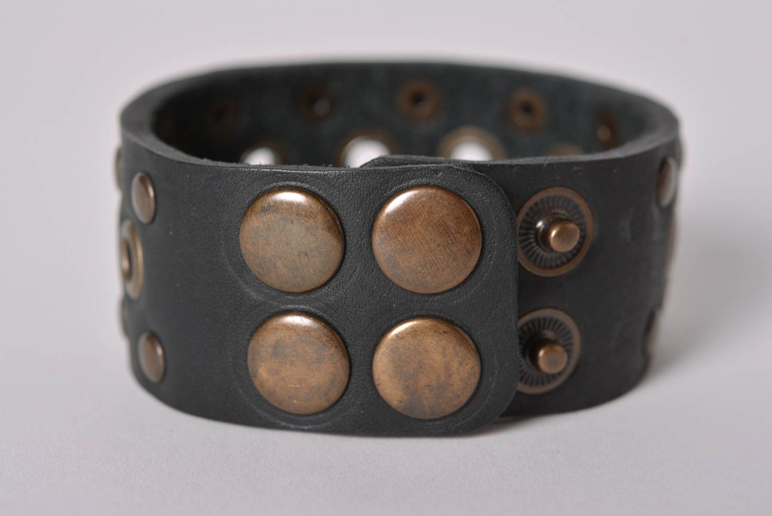 Bracelet en cuir large noir Bijoux fait main originaux Accessoire pour femme photo 3