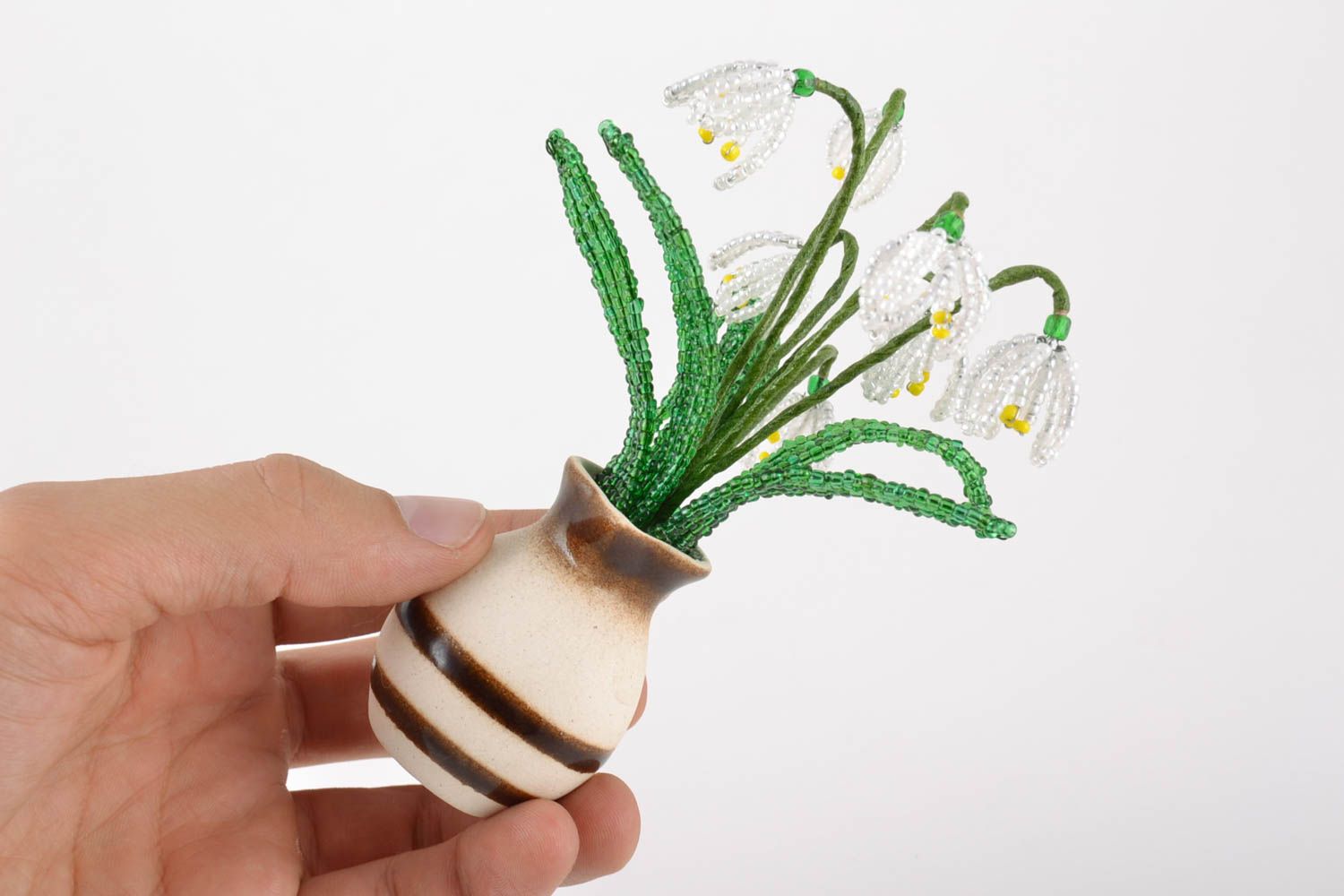 Handgemachte dekorative Blumen aus Glasperlen Schneeglöckchen in der Vase foto 5