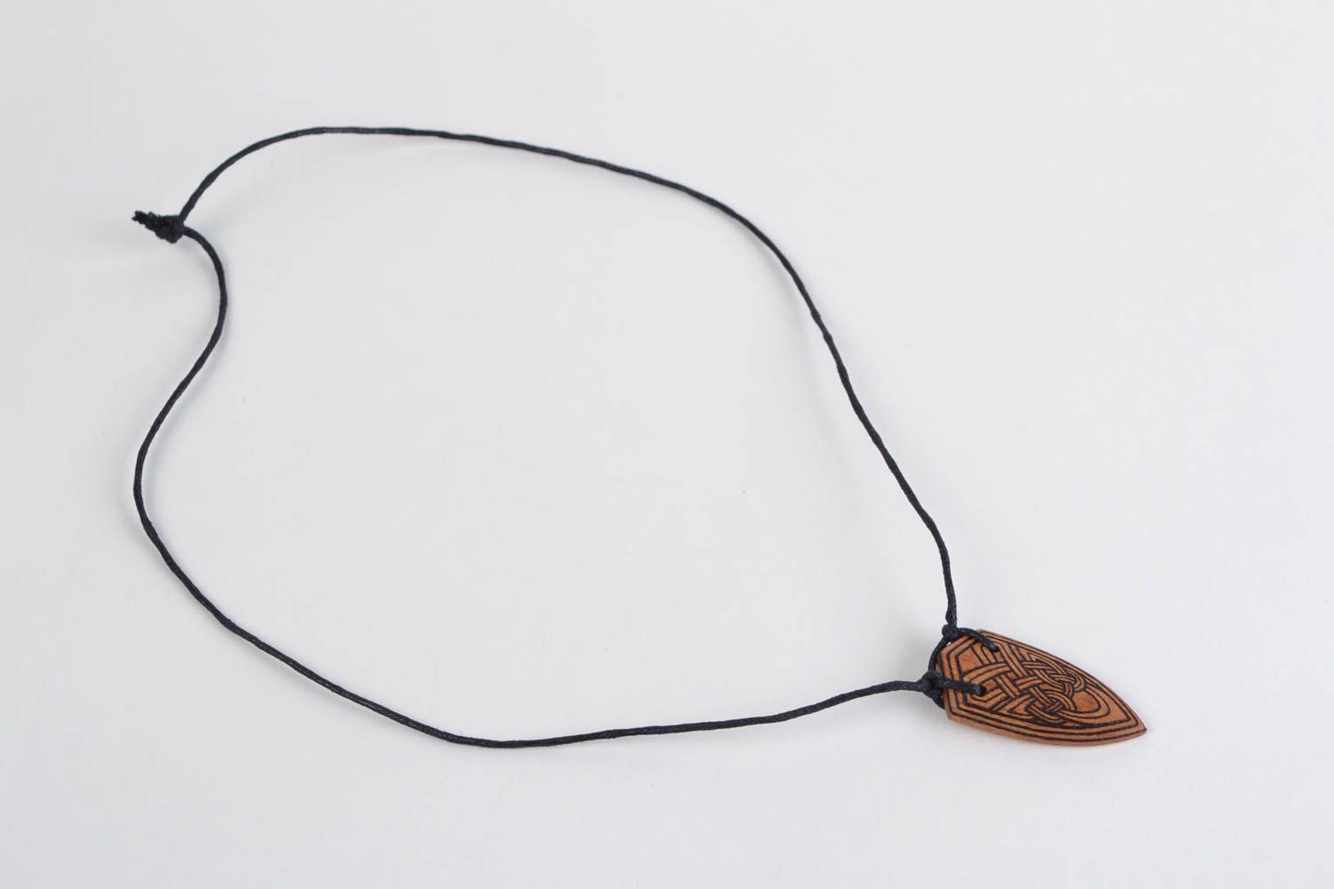 Pendentif en bois fait main original en forme de bouclier avec cordon ciré photo 3
