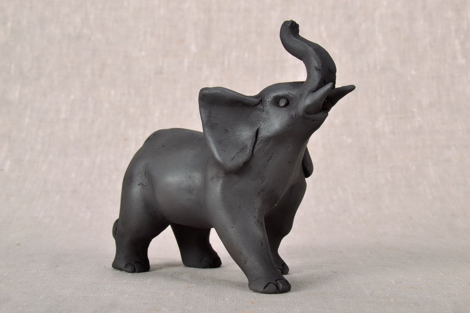 Estatueta de cerâmica em forma de um elefante foto 2