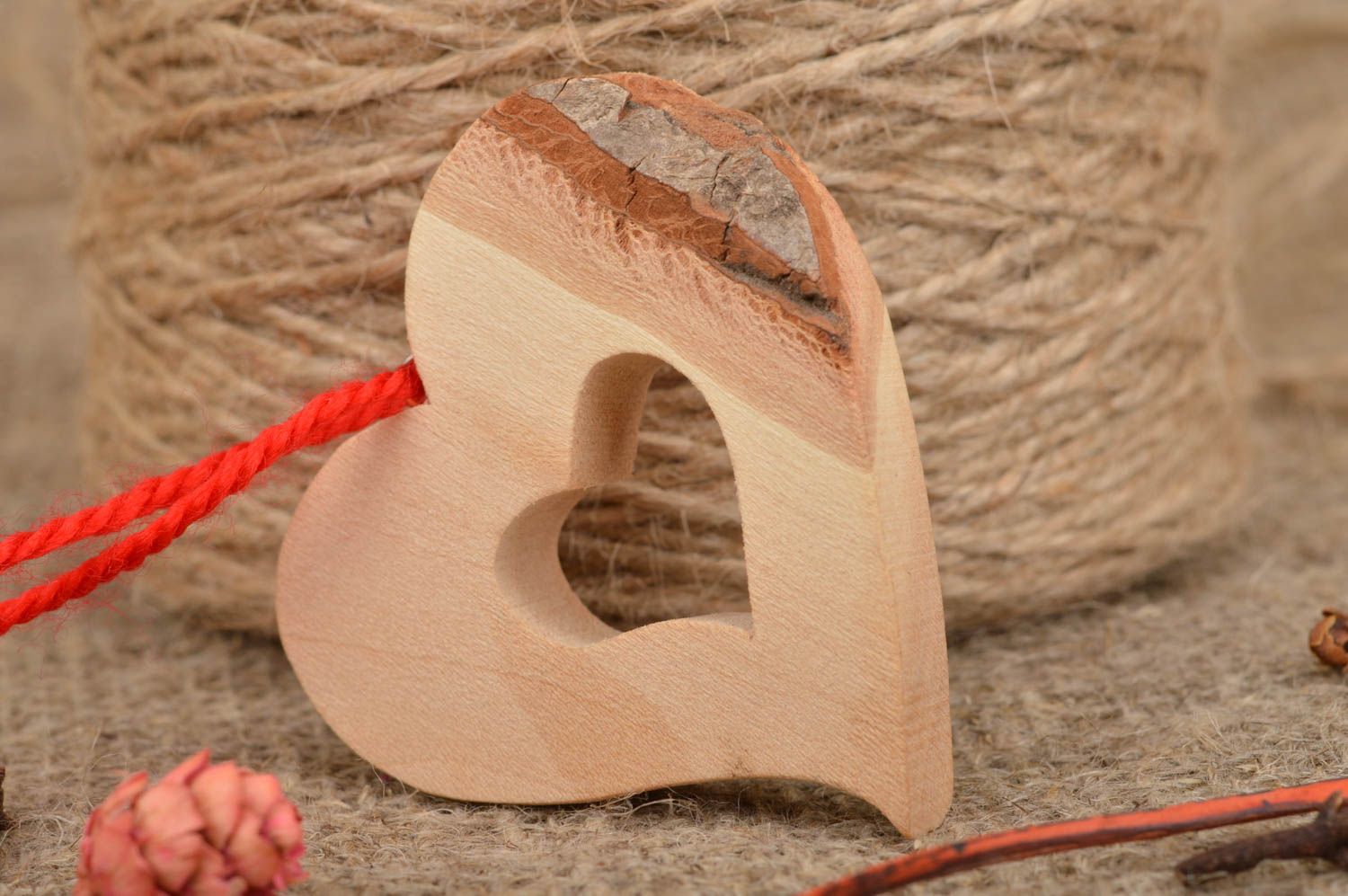 Оригинальный женский кулон на шею ручной работы на шнурке деревянное сердце фото 1