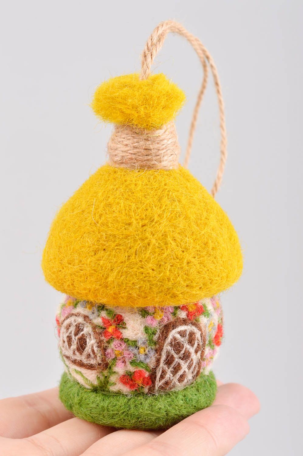 Juguete artesanal de lana de fieltro peluche para niños con ojal Casita  foto 4