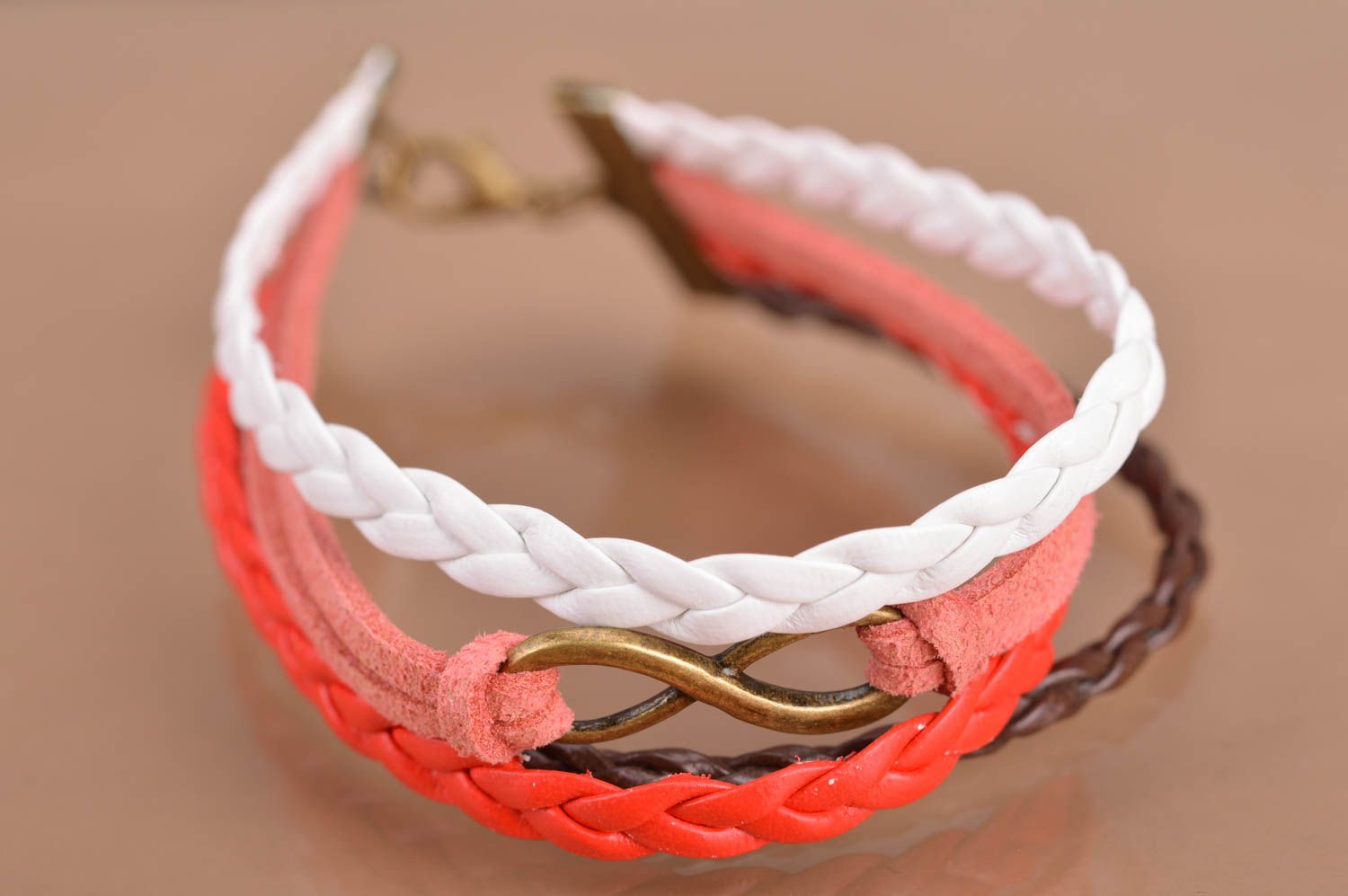Handmade mehrreihiges Armband aus Wildleder Damen Schmuck rot rosa weiß braun foto 2