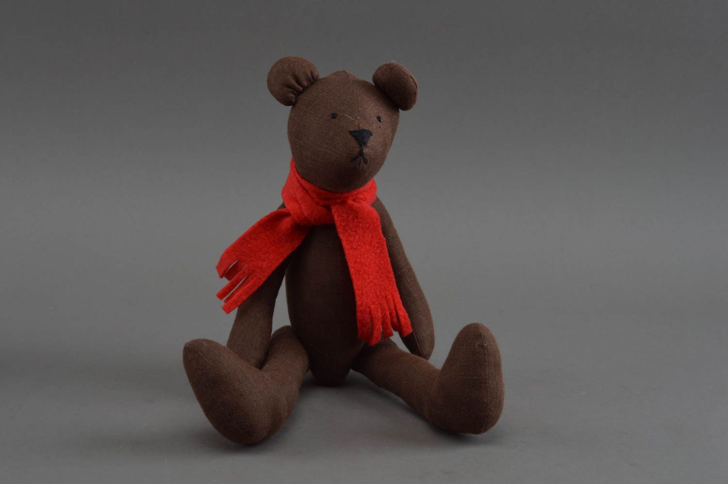 Handmade Spielzeug Bär aus Stoff mit rotem Schal und beweglichen Pfoten für Kind foto 1