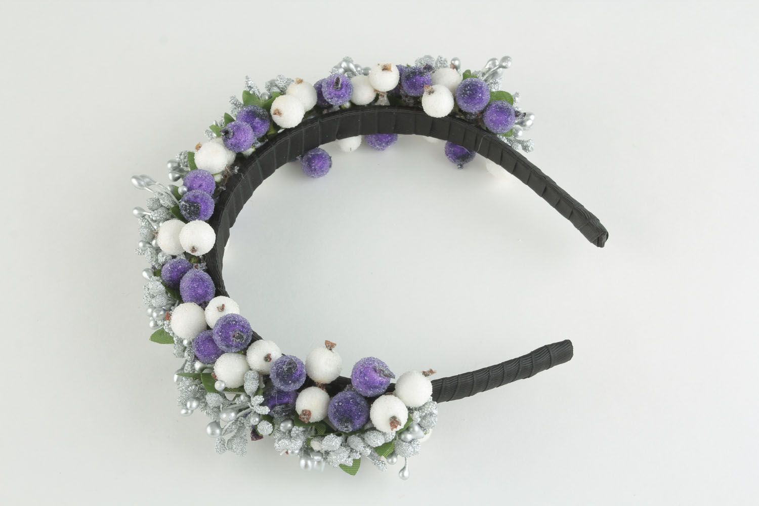 Serre-tête à fleurs et baies fait main blanc violet accessoire pour femme photo 1