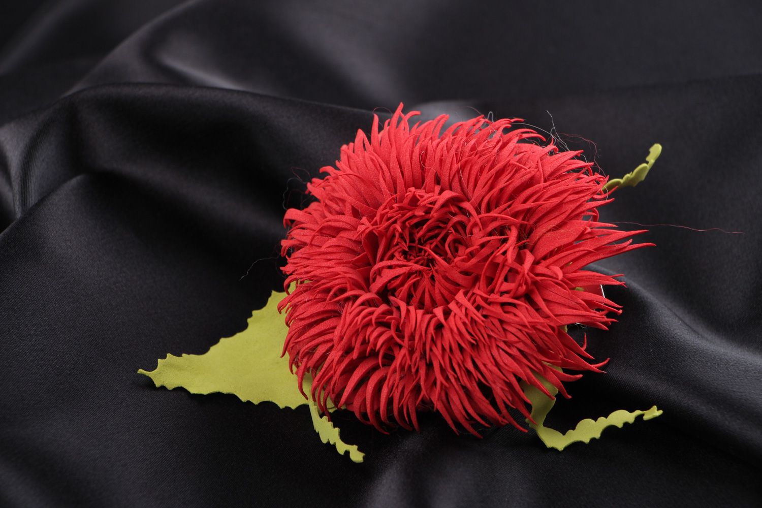 Broche de goma EVA hecho a mano con forma de flor roja vaporosa foto 1