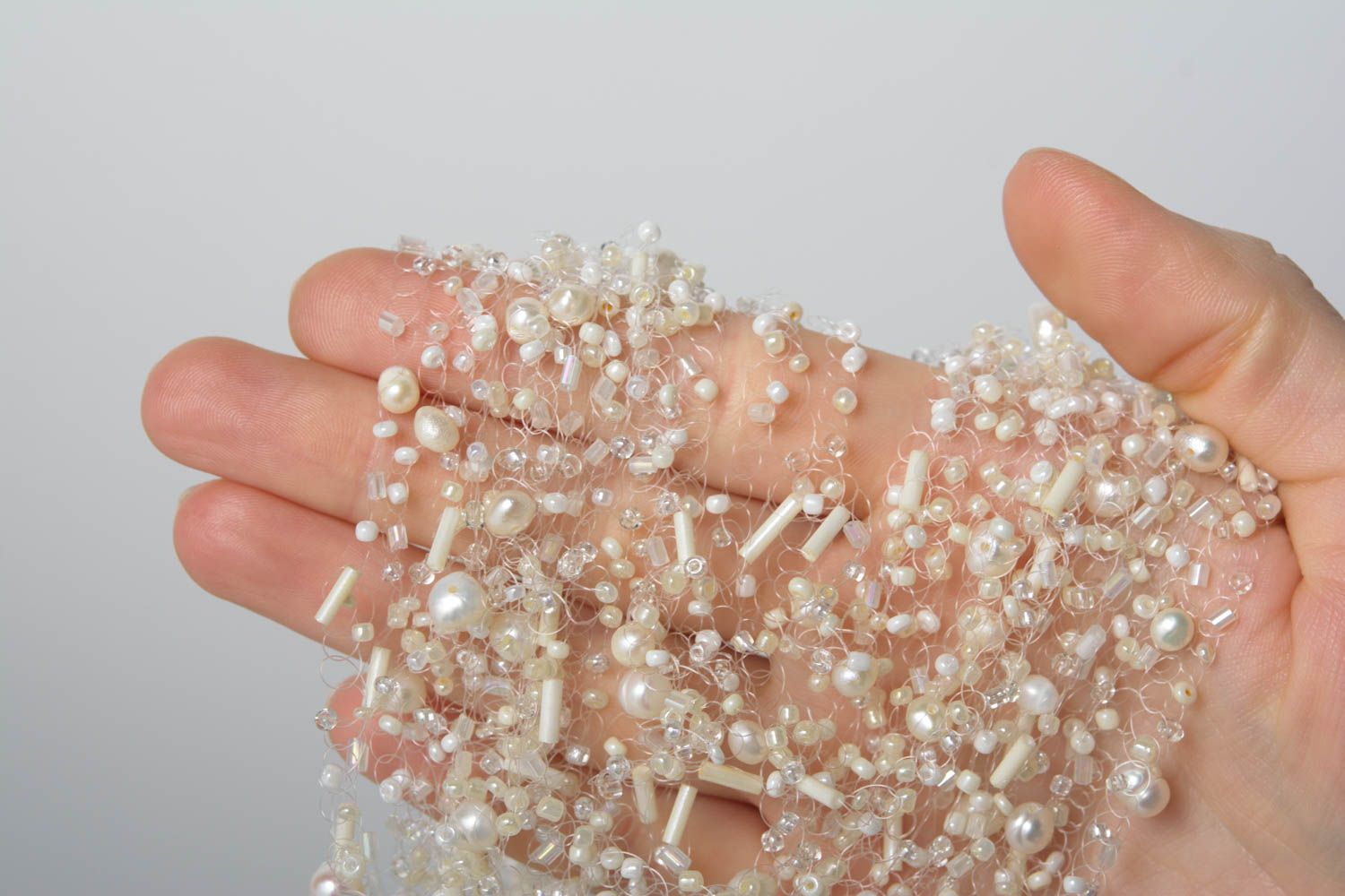 Collier en perles de rocaille blanc multicouche original fait main photo 3