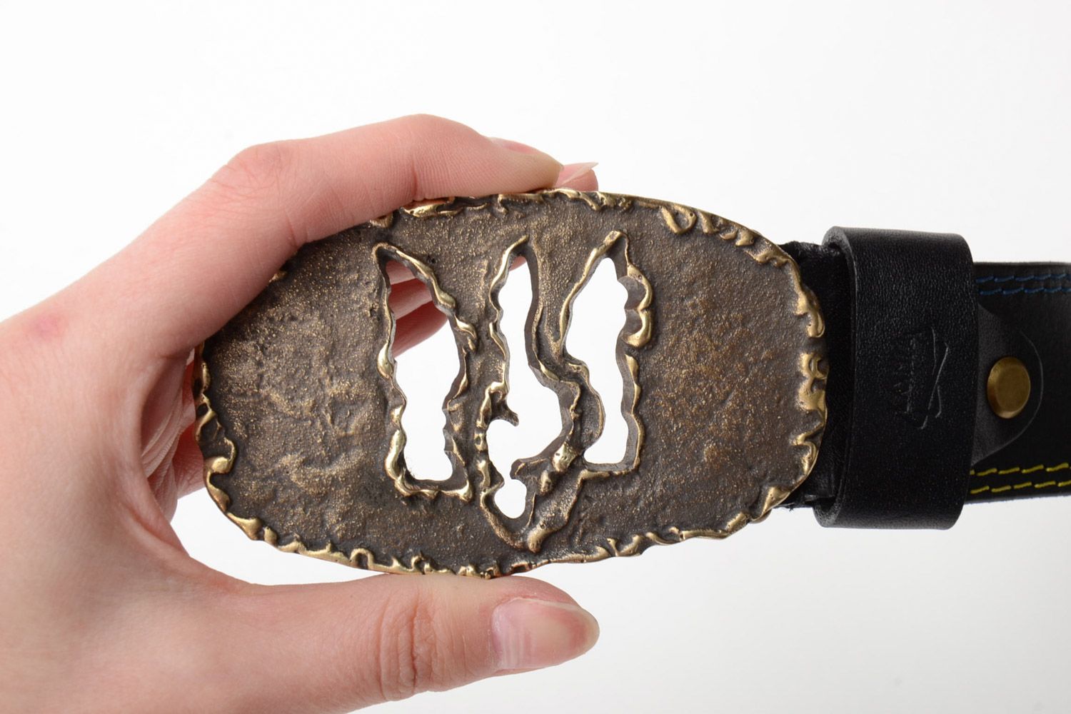 Handmade genuine leather belt with cast oval metal buckle with coat of arms photo 5