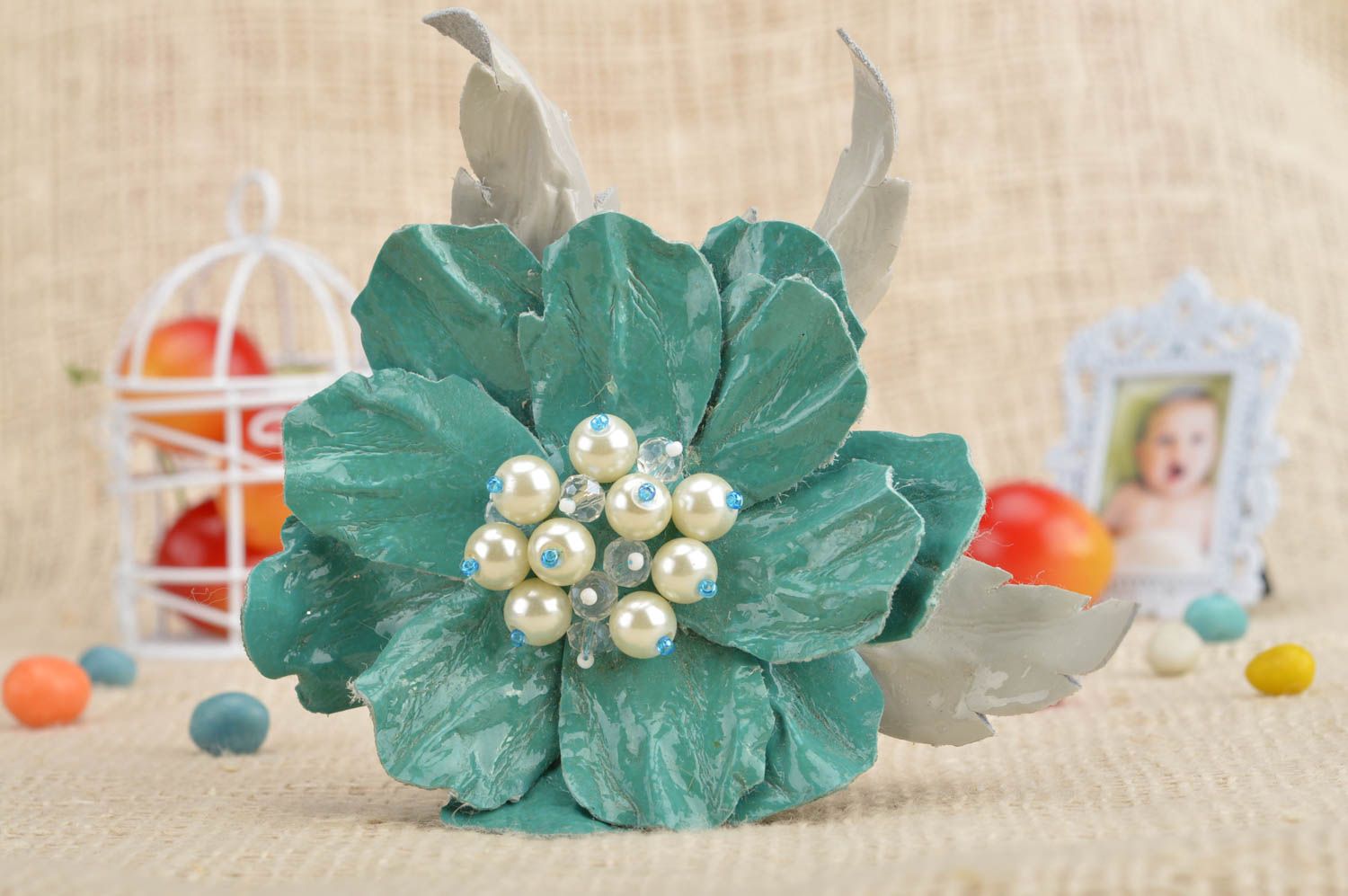 Broche de cuero con forma de flor verde con cuentas bonito artesanal grande foto 1