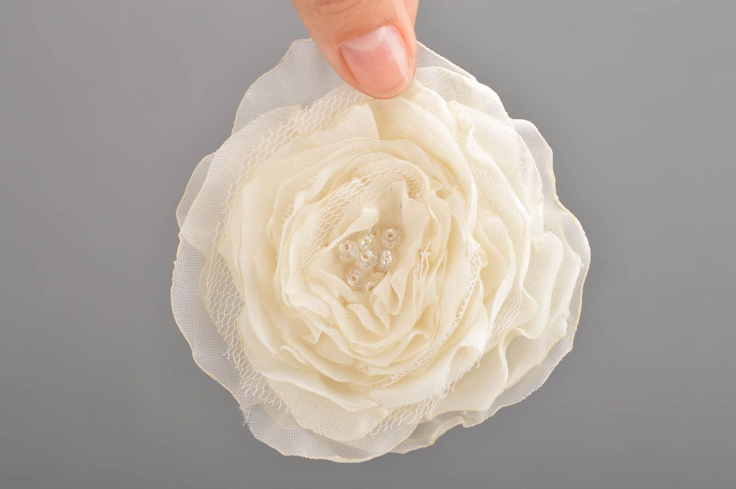 Заколка для волос с цветком из фатина ручной работы детская Белая роза фото 3