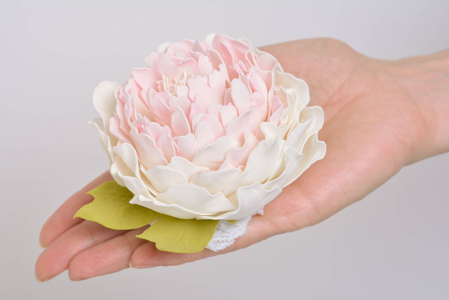 Handmade designer headband with white lace and volume tender pink flower photo 3