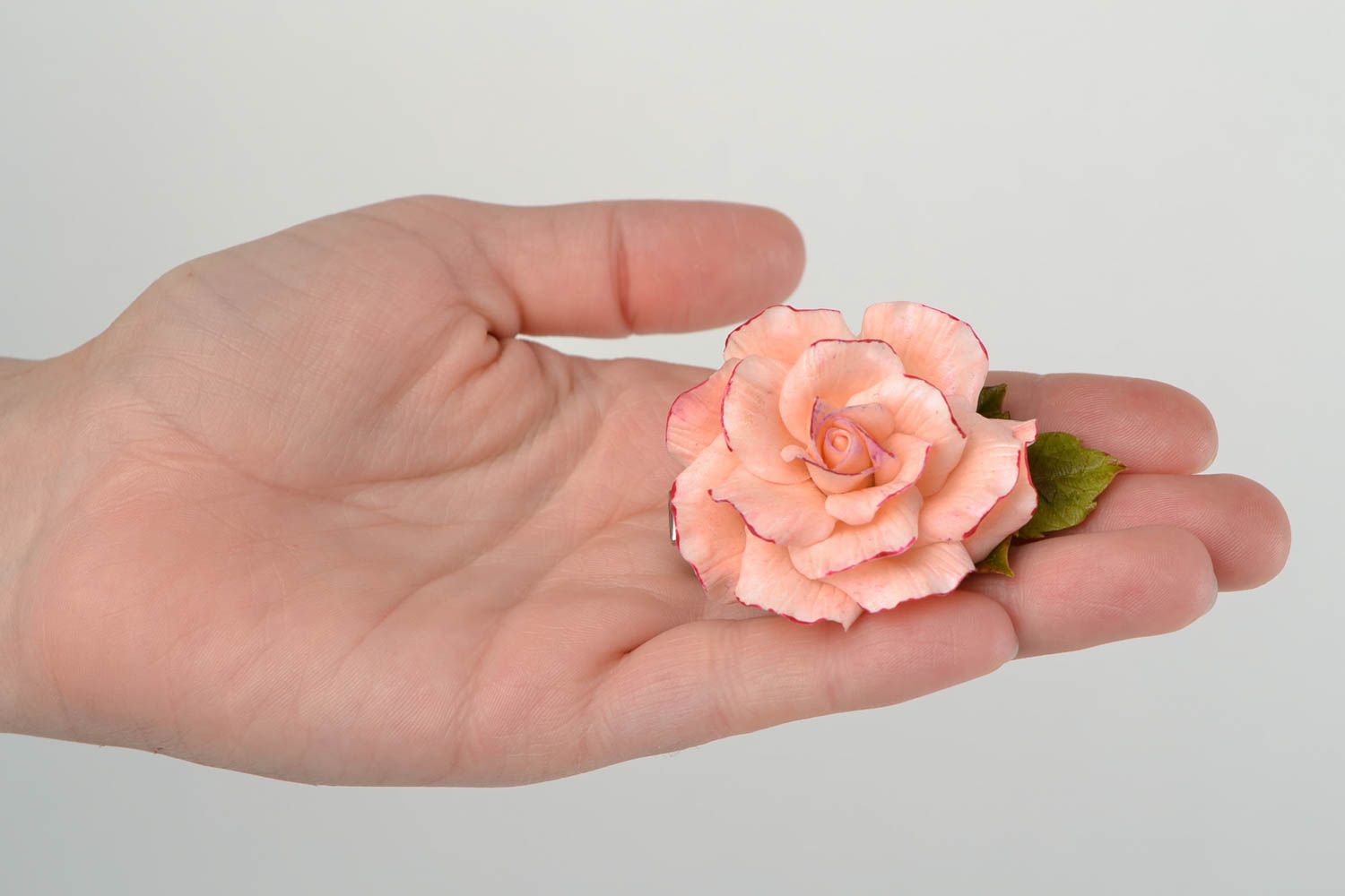 Заколка для волос из холодного фарфора ручной работы в виде красивой розы фото 2