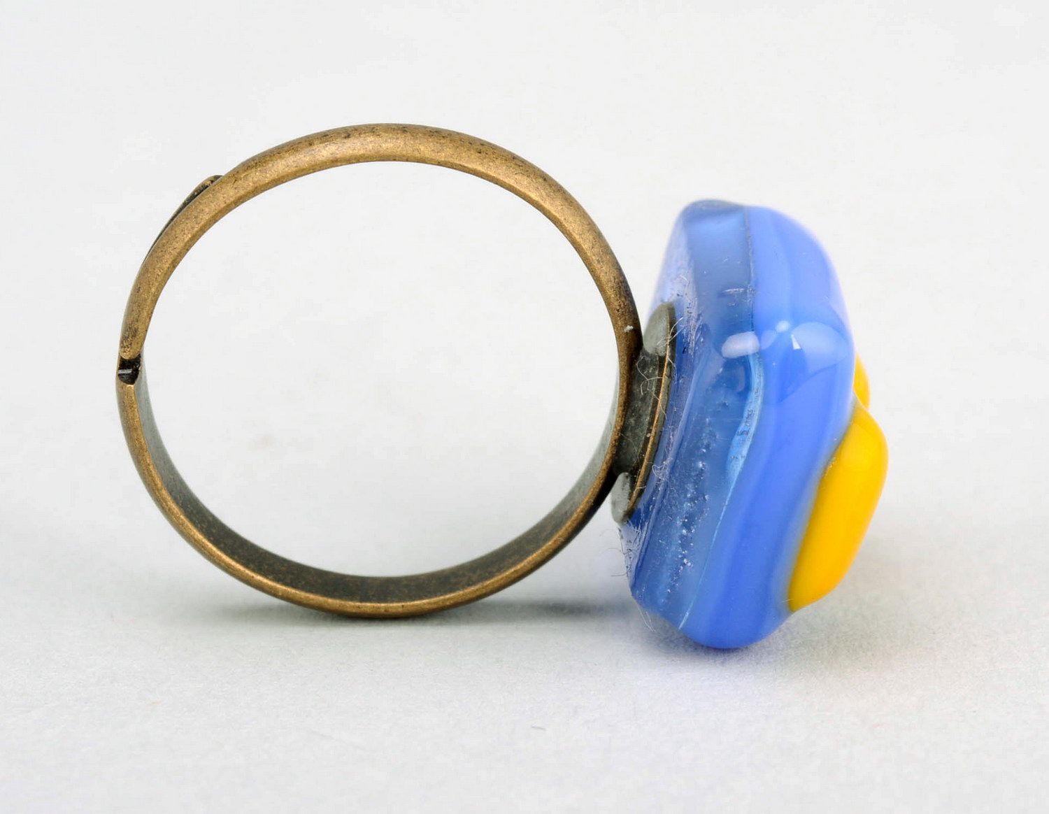 Перстень стеклянный желто-голубой фото 4