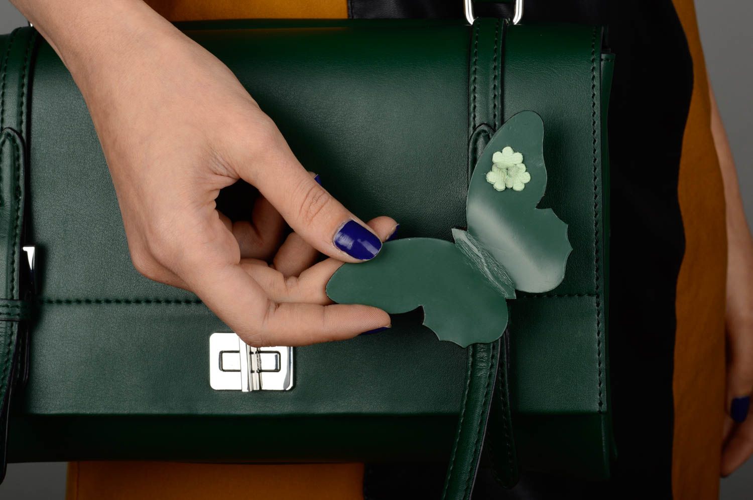 Broche design faite main Bijou en cuir papillon vert foncé Cadeau pour femme photo 2