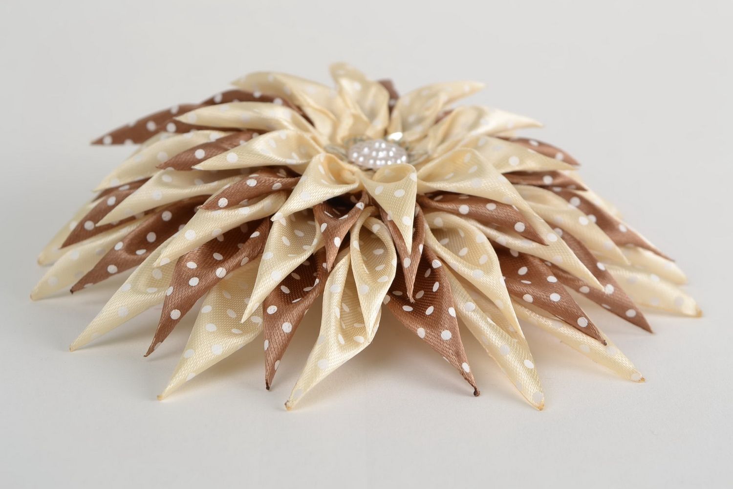 Schönes beige Haargummi mit Blume aus Atlasbändern in Kanzashi Technik foto 4