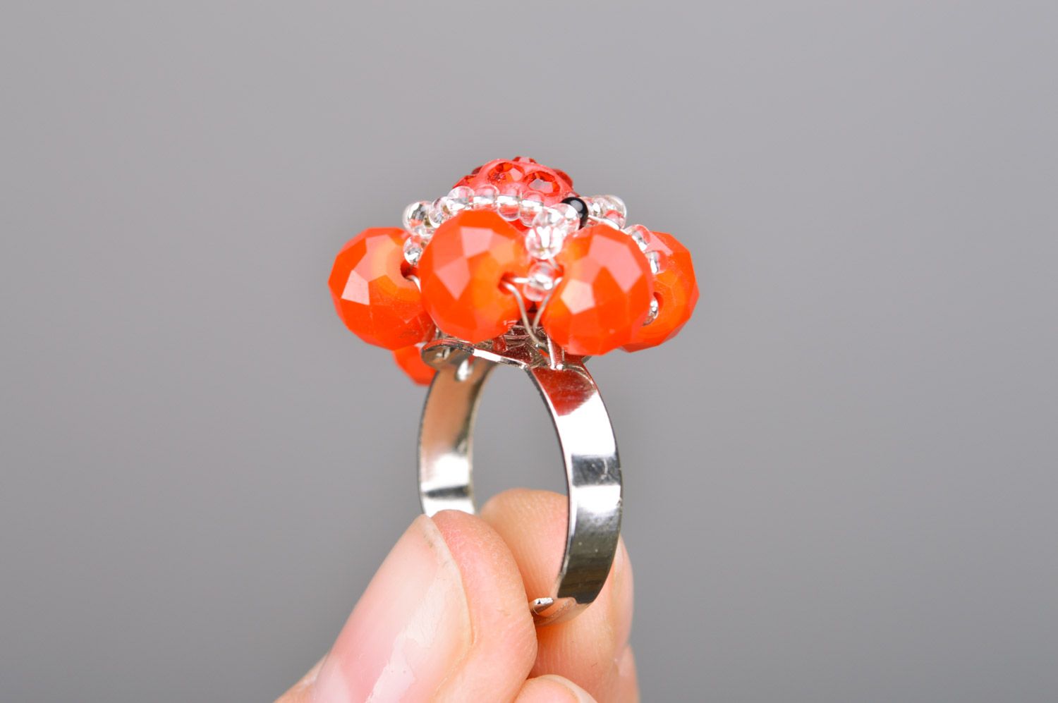 Объемное кольцо из бисера и бусин ручной работы красное с белым нарядное женское фото 3