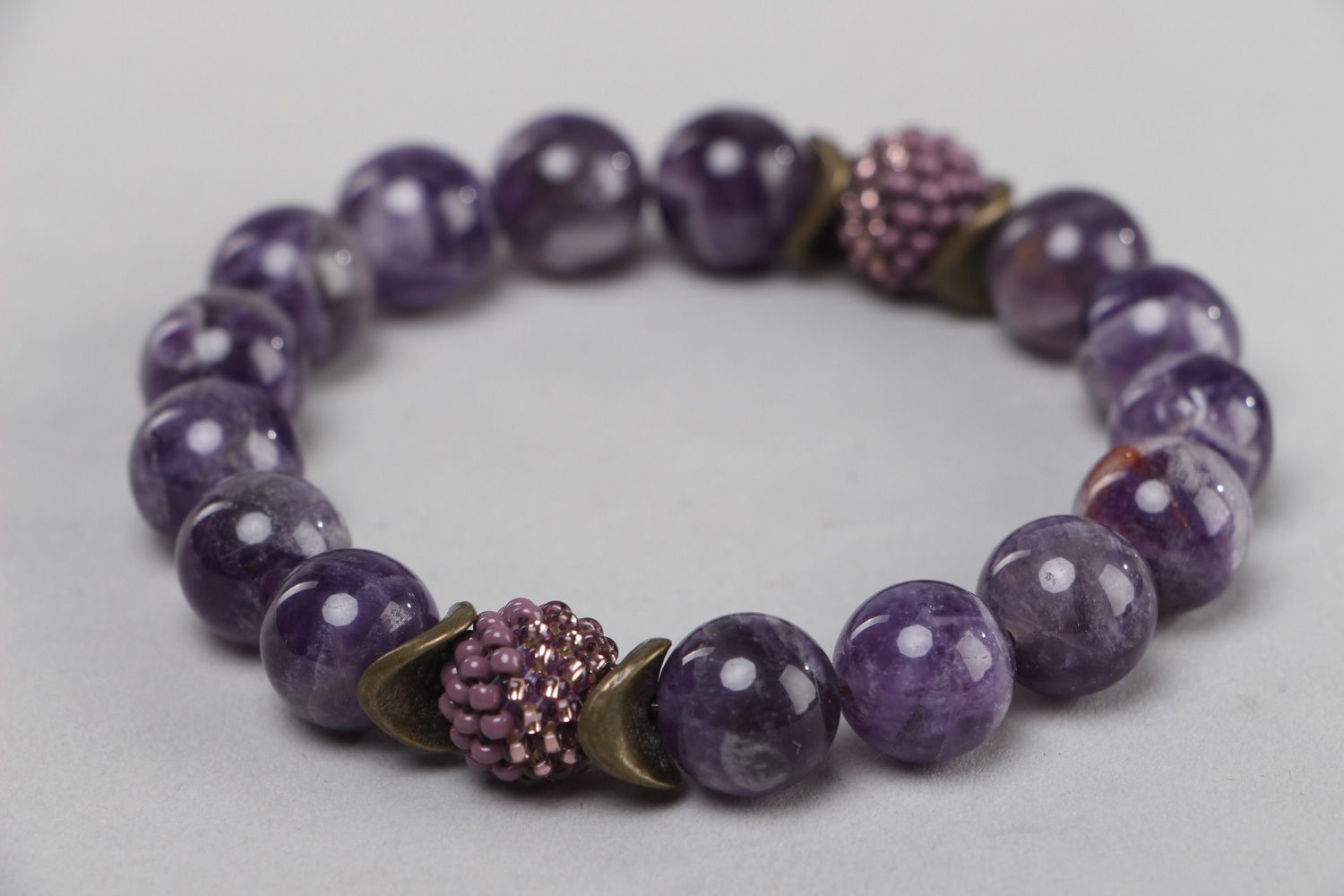 Bracelet en améthyste étroit violet fait main original de créateur pour femme  photo 1