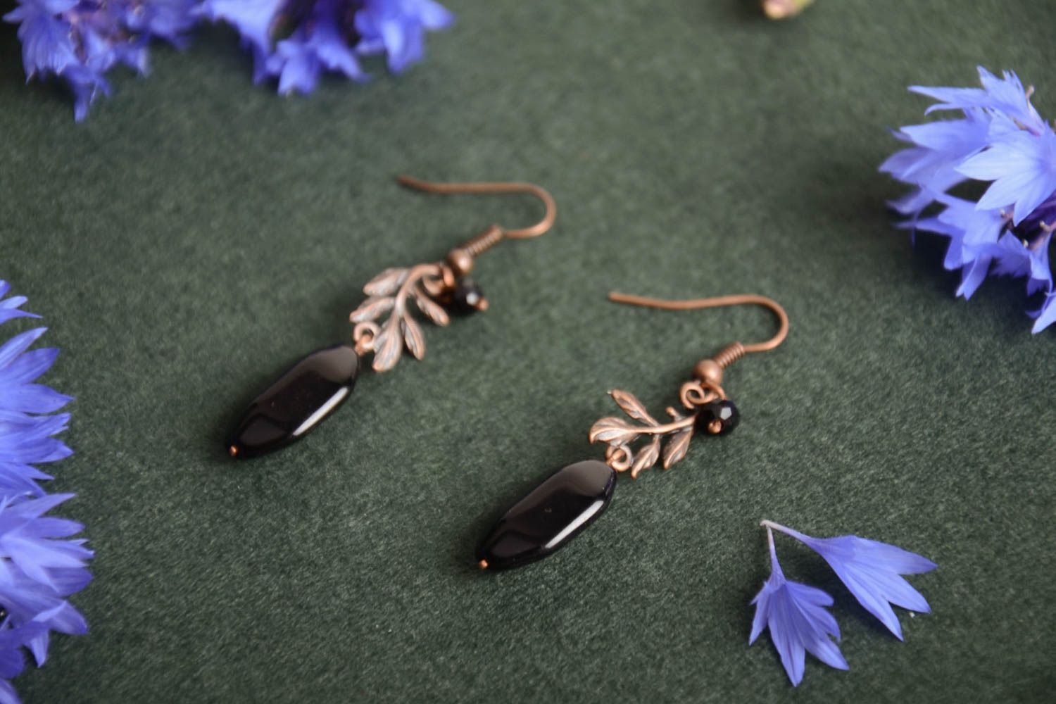 Boucles d'oreilles pendantes en cuivre et agate noire faites main wire wrapping photo 1