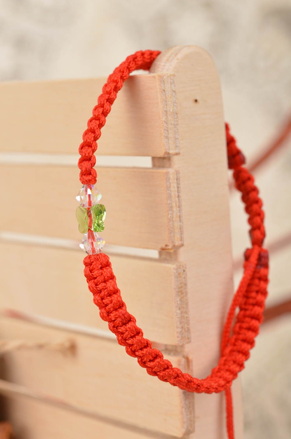 Красный браслет из шелковых ниток со стразами плетеный тонкий ручной работы фото 1