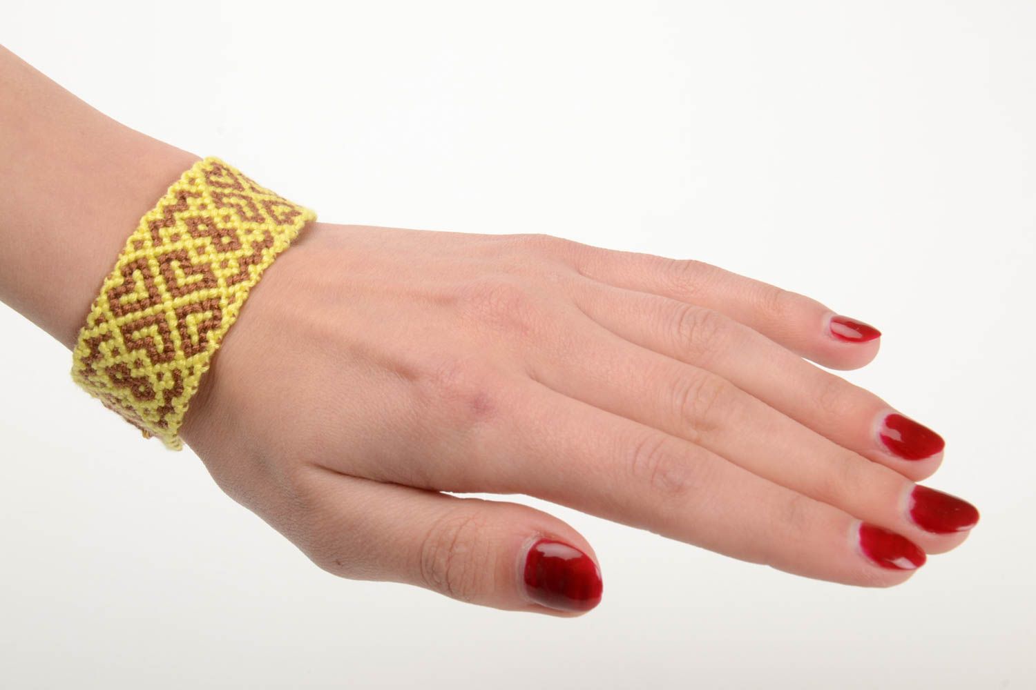 Bracelet tressé en fils moulinés fait main large jaune et marron pratique photo 5