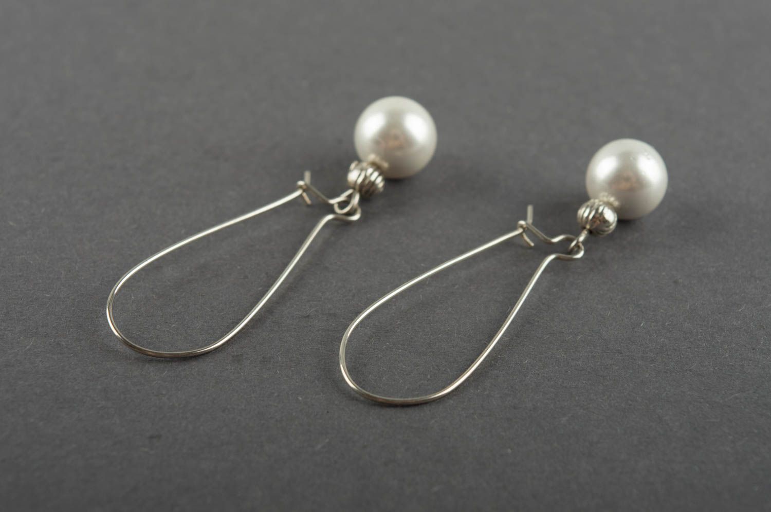 Pendientes largos de perlas artificiales elegantes hermosos hechos a mano foto 4