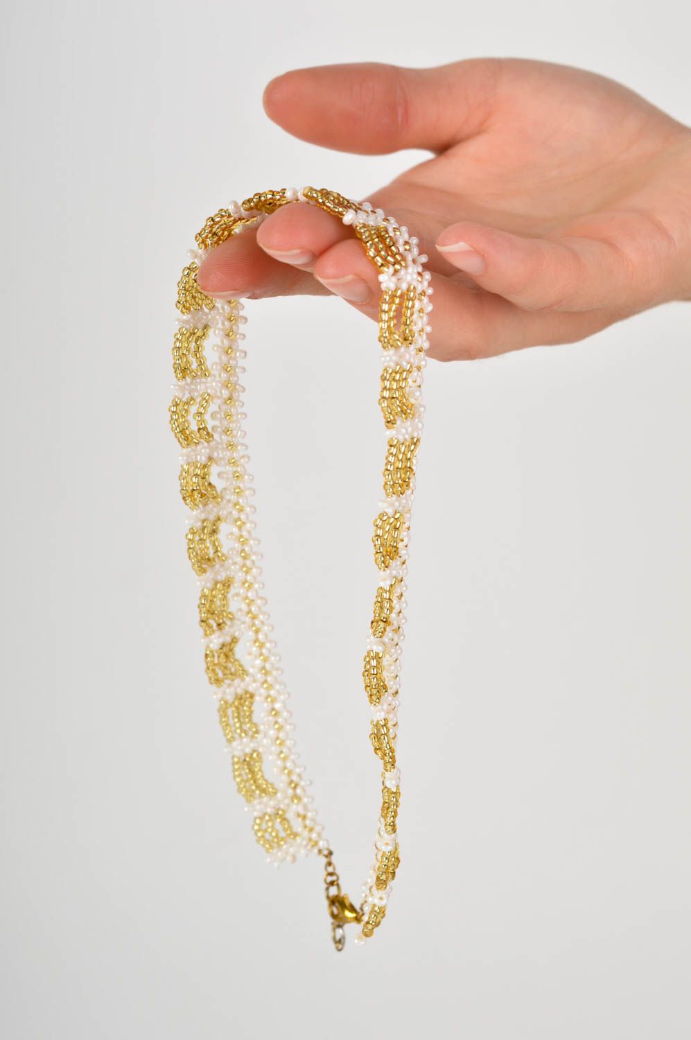 Collier en perles de rocaille Bijou fait main blanc-doré design Cadeau femme photo 5