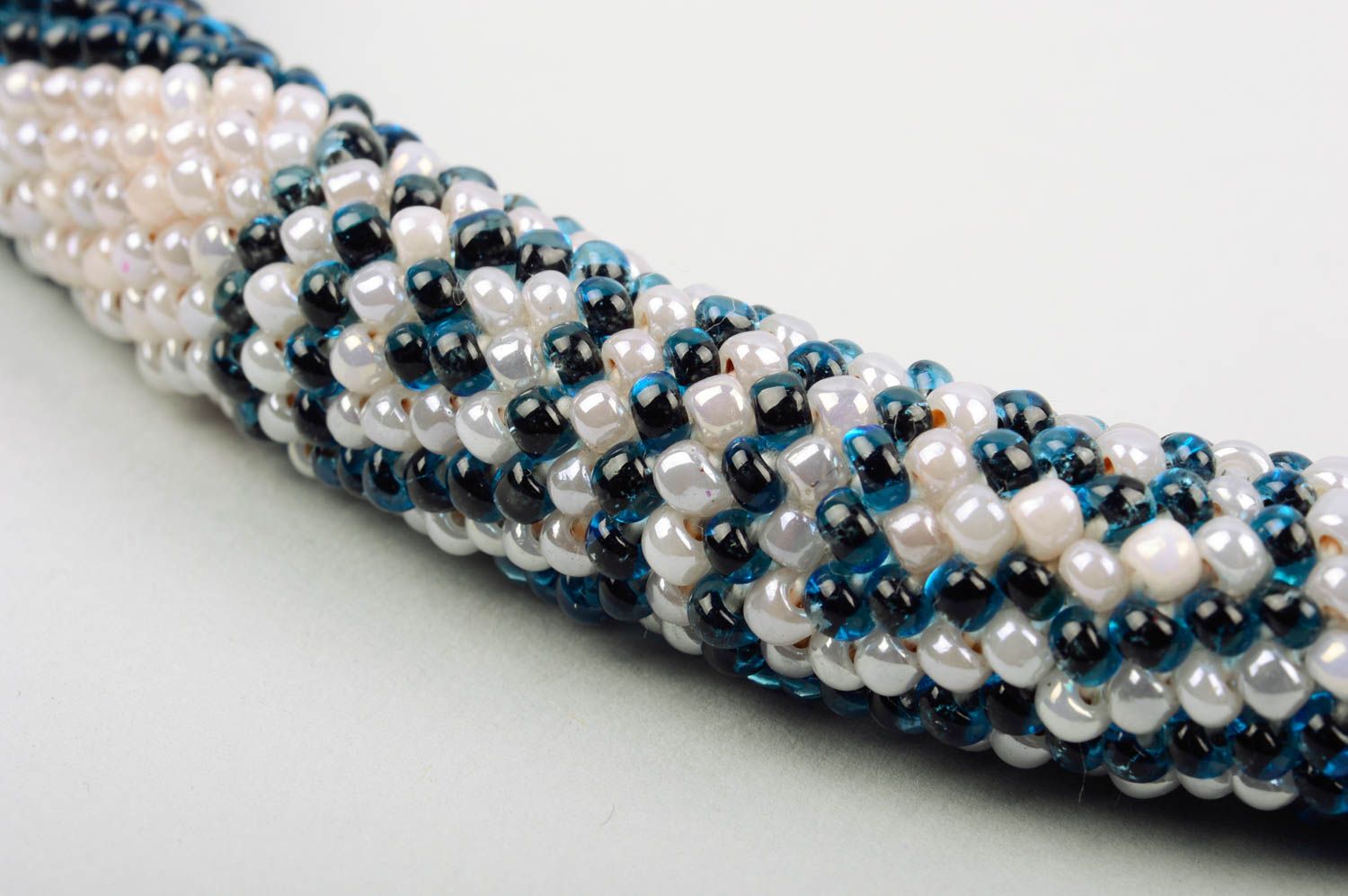 Collier spirale crocheté en perles de rocaille fait main bleu-blanc ornementé photo 4