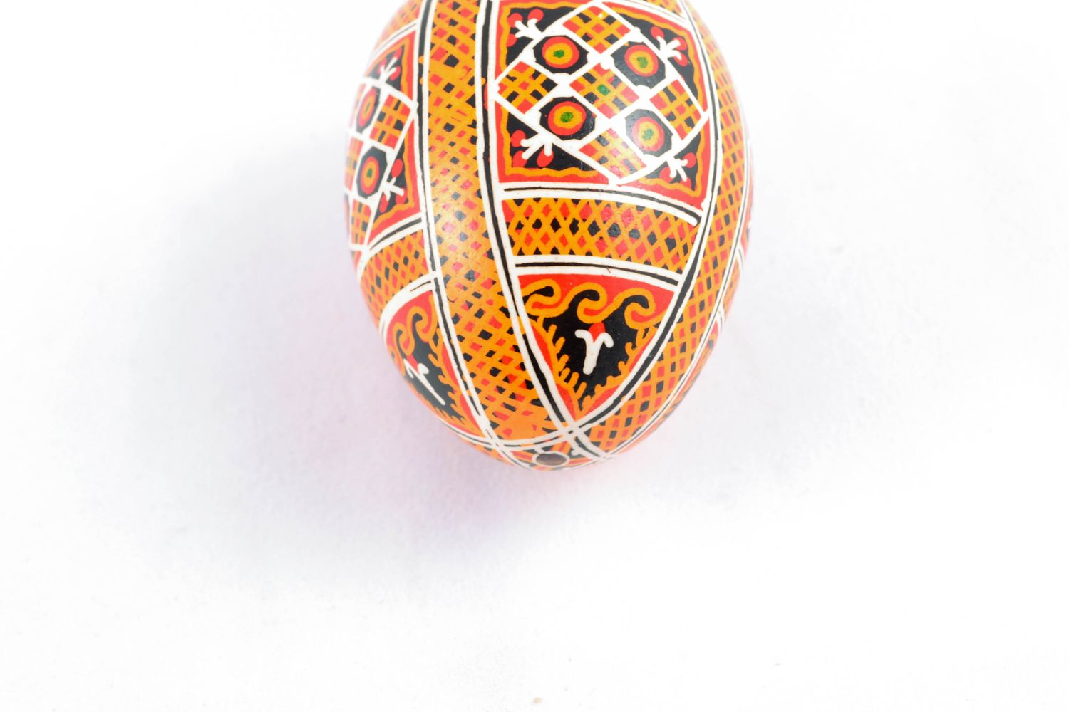 Huevo de Pascua hecho a mano con ornamentos  foto 5