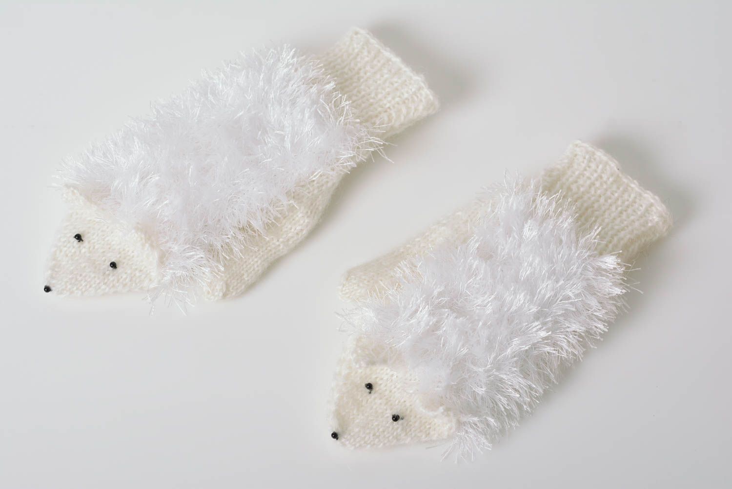 Jolies moufles hérisson tricotées en acrylique et mi-laine blanches faites main photo 1