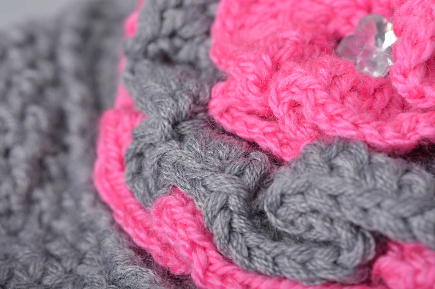 Bonnet tricot Accessoire d'hiver fait main Accessoire enfant rose gris Fleur photo 9