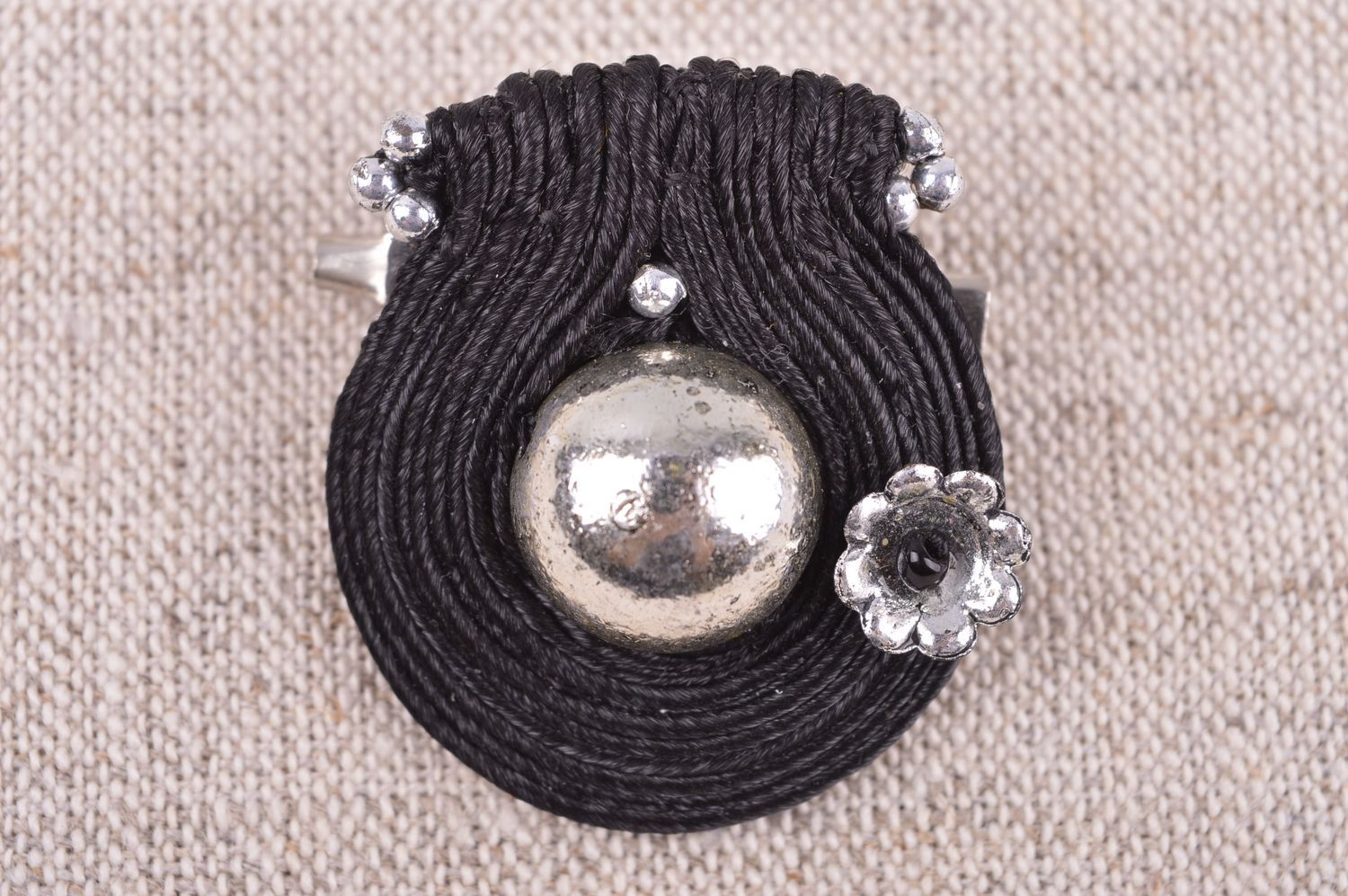 Broche textile Bijou soutache fait main noir perles de rocaille Accessoire femme photo 1