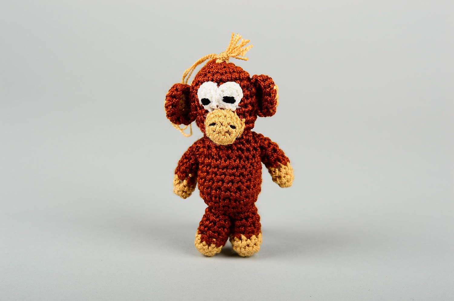 Брелок для ключей хэнд мэйд брелок-игрушка вязаный брелок коричневый обезьянка фото 1