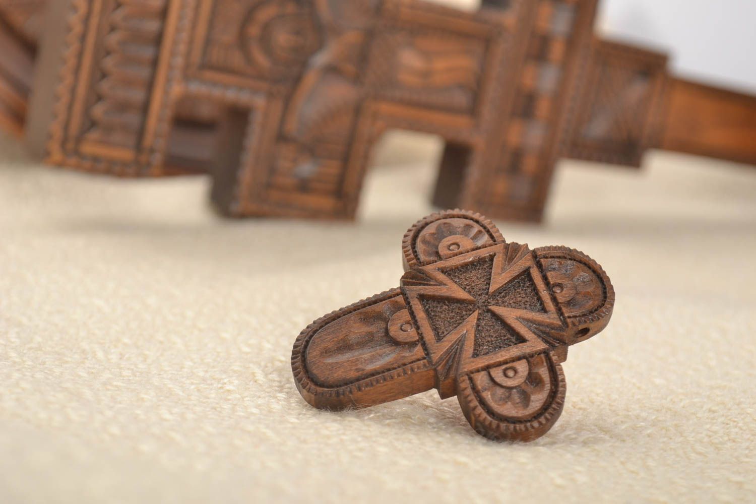 Croce di legno fatta a mano crocetta intagliata originale in legno bella  foto 1