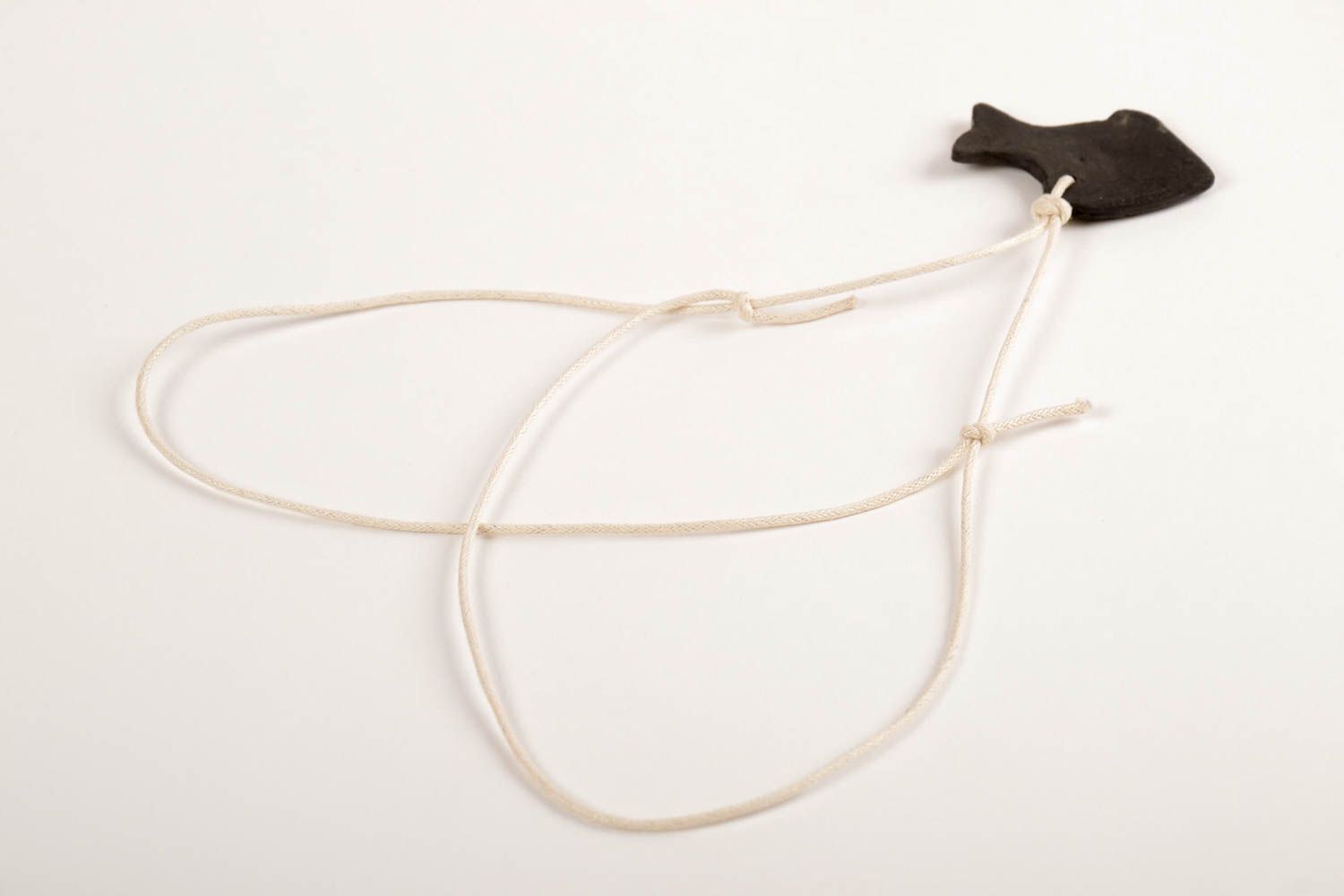 Керамическое украшение кулон ручной работы украшение на шею рыбка черная фото 3