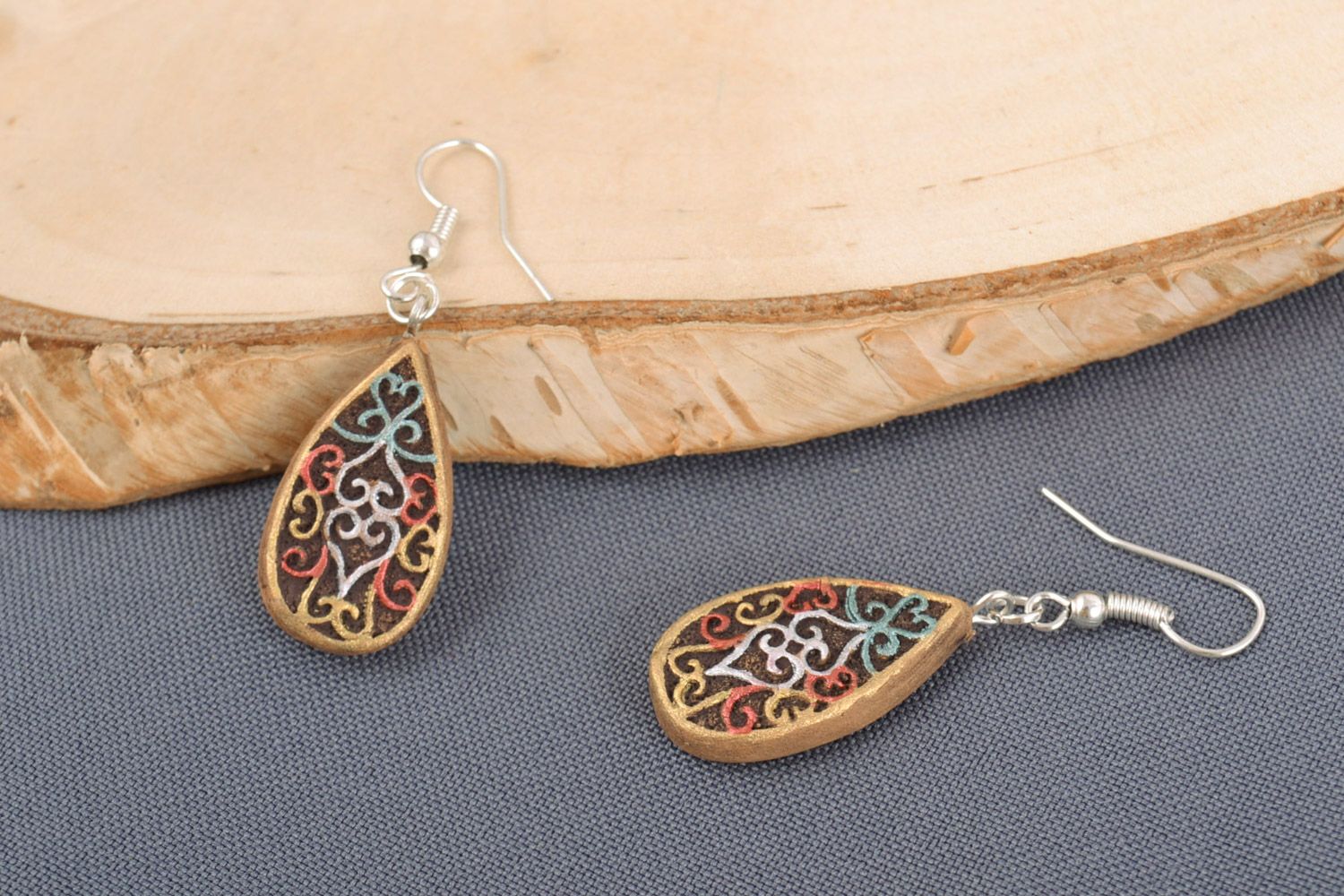 Handmade small drop-shaped ceramic dangling earrings with painted ornaments  photo 1