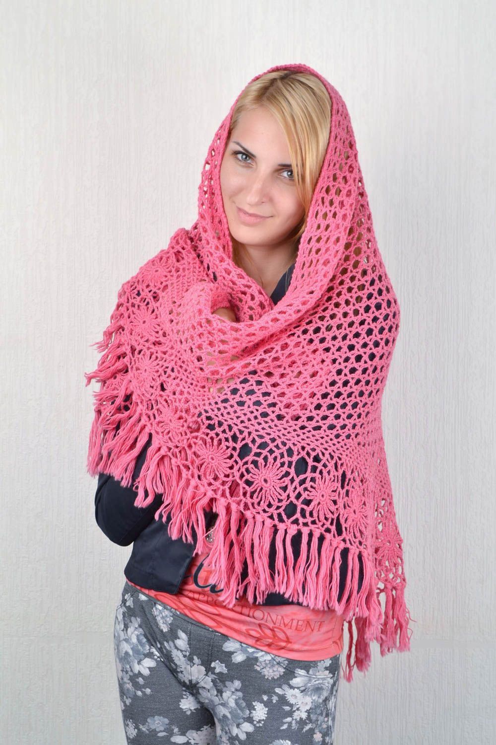 Châle au crochet Écharpe en laine fait main rose avec franges Cadeau femme photo 1
