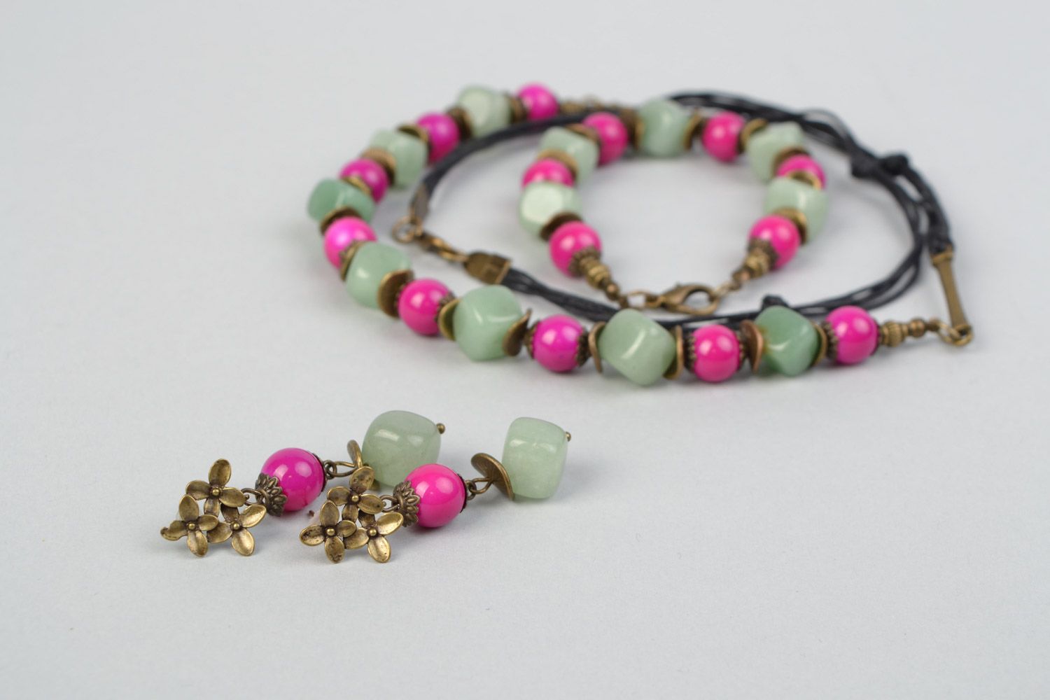 Ensemble de bijoux en pierres naturelles multicolores faits main femme 3 pièces photo 3