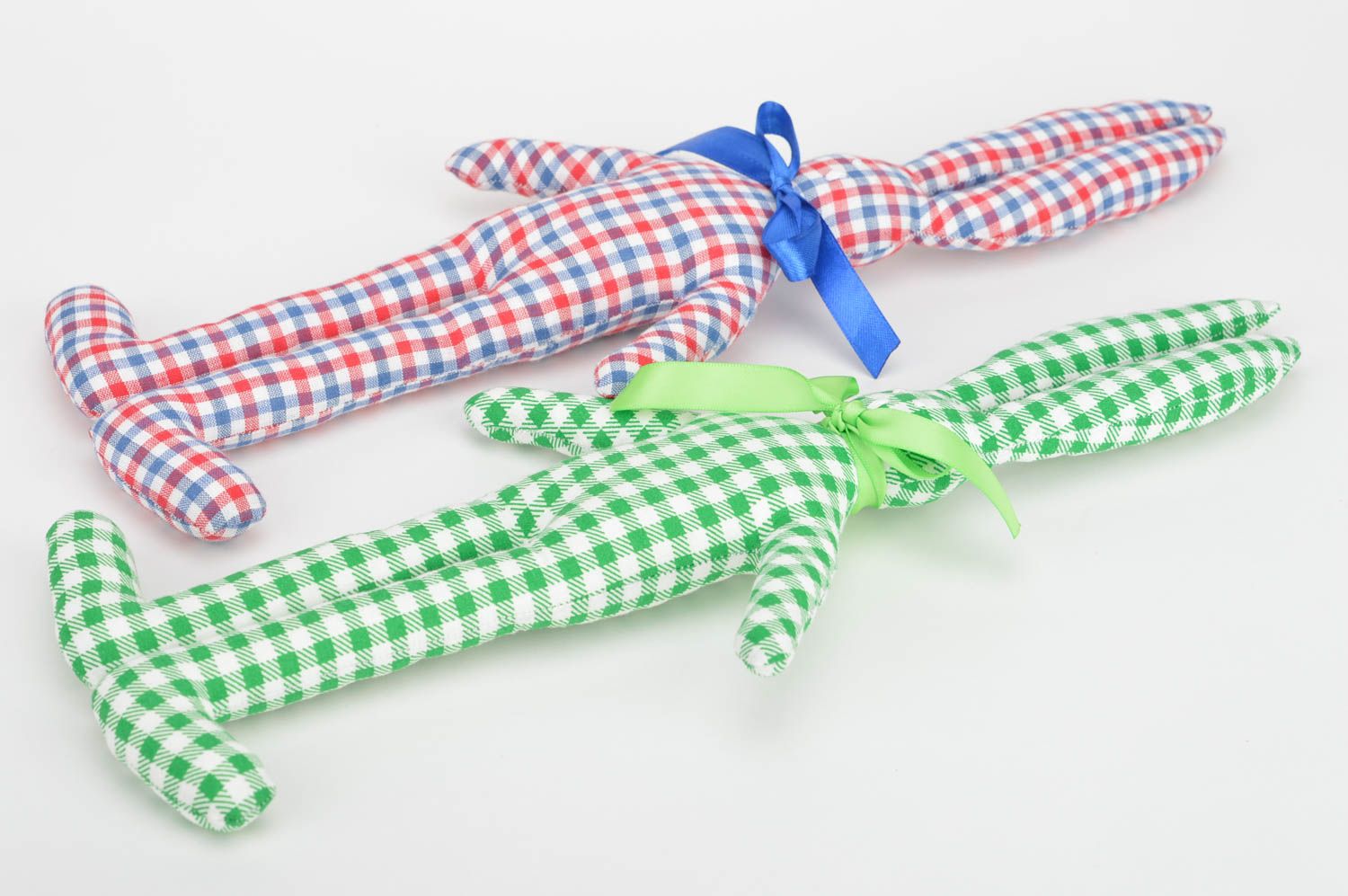 Dos juguetes de tela de algodón artesanales para niños y para decoración Liebres foto 5