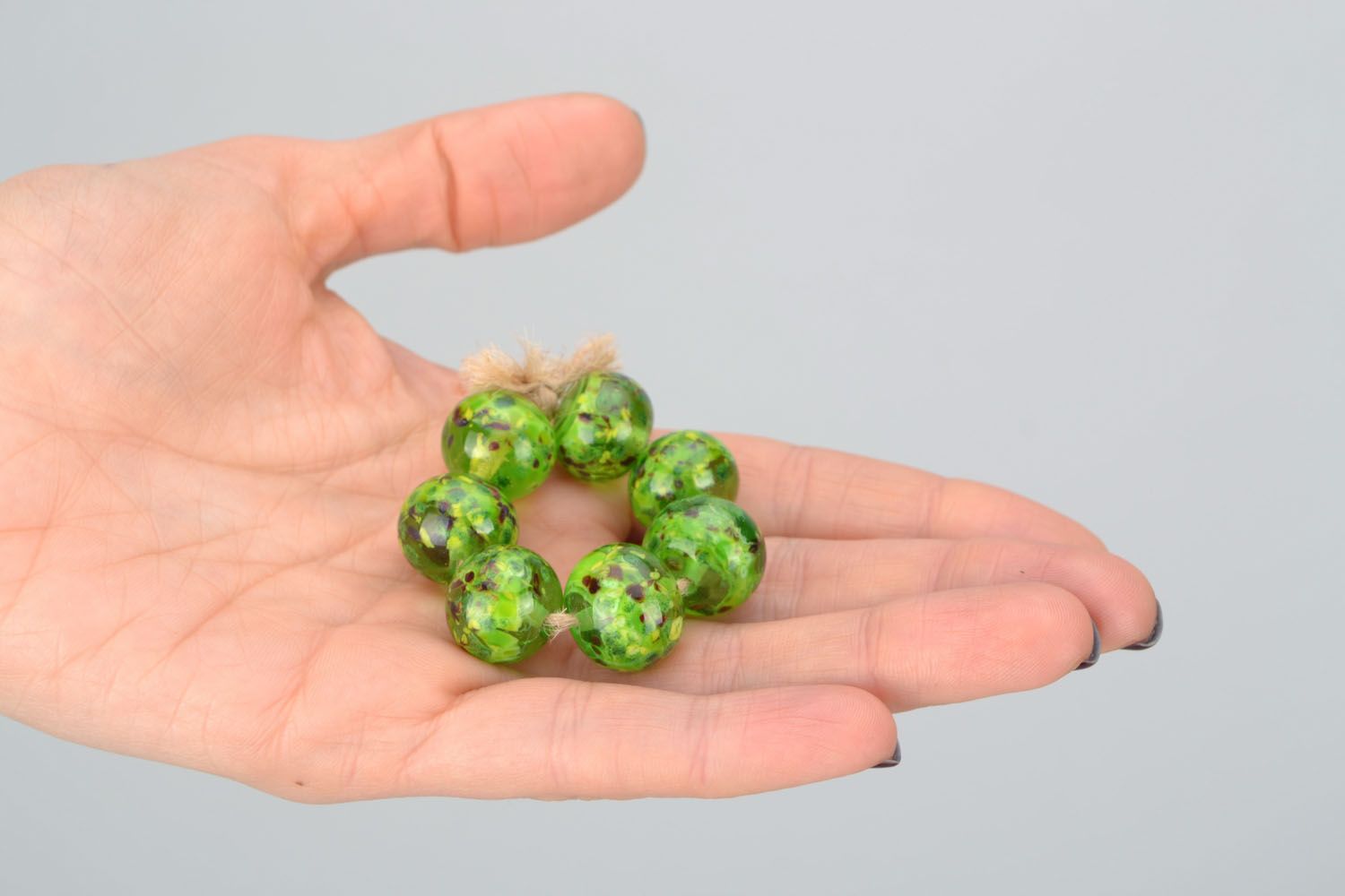 Perles vertes en verre au chalumeau pour créer des bijoux  photo 2