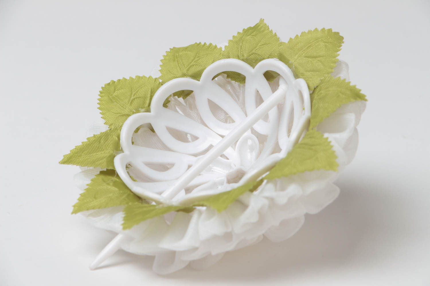 Weiße Designer Blume Haarspange aus Atlas in Kanzashi Technik für Damen handmade foto 4