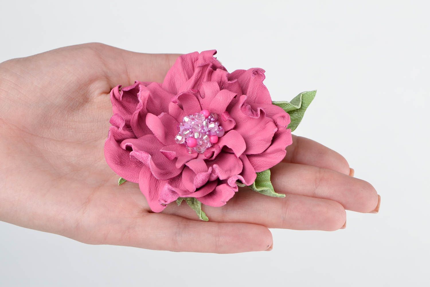 Broche en cuir fait main Broche fleur fantaisie Accessoire femme Cadeau insolite photo 2
