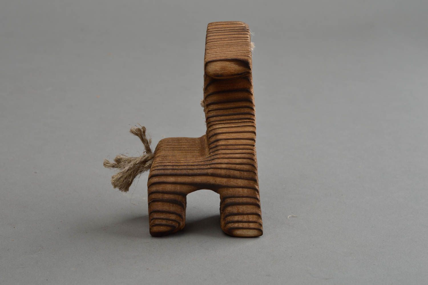 Figurine en bois de pin et cordons de lin faite main écologique marron Cheval photo 2
