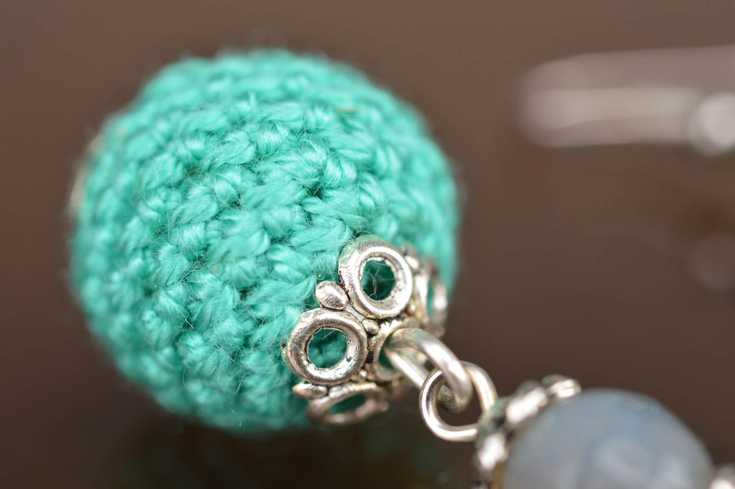 Boucles d'oreilles boules turquoise en fils faites main pendantes fantaisie photo 4