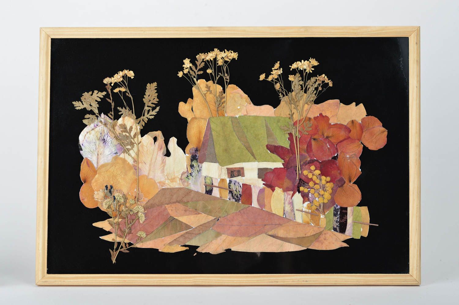 Картина из сухих листьев и лепестков роз мимозы на ткани хэнд мэйд Родной дом фото 5